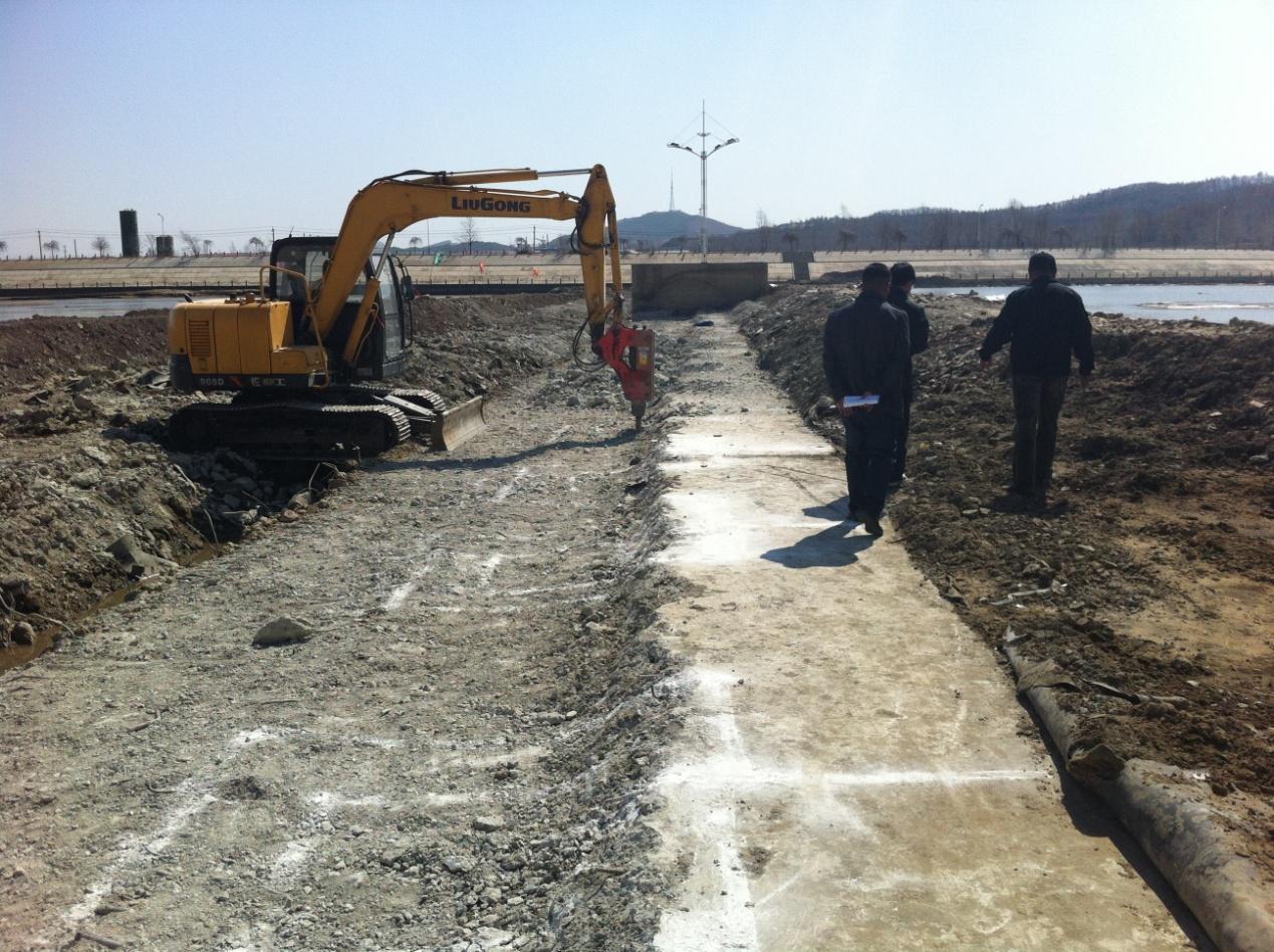 工程師在烈日下進(jìn)行合頁(yè)壩改造 工程師在烈日下進(jìn)行合頁(yè)壩改造