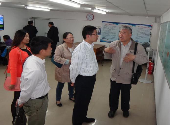 王總工正在為大家講解地埋水處理設(shè)備情況 王總工正在為大家講解地埋水處理設(shè)備情況